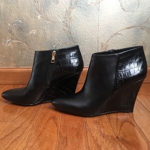 ⚫️ Lottie wedge bootie